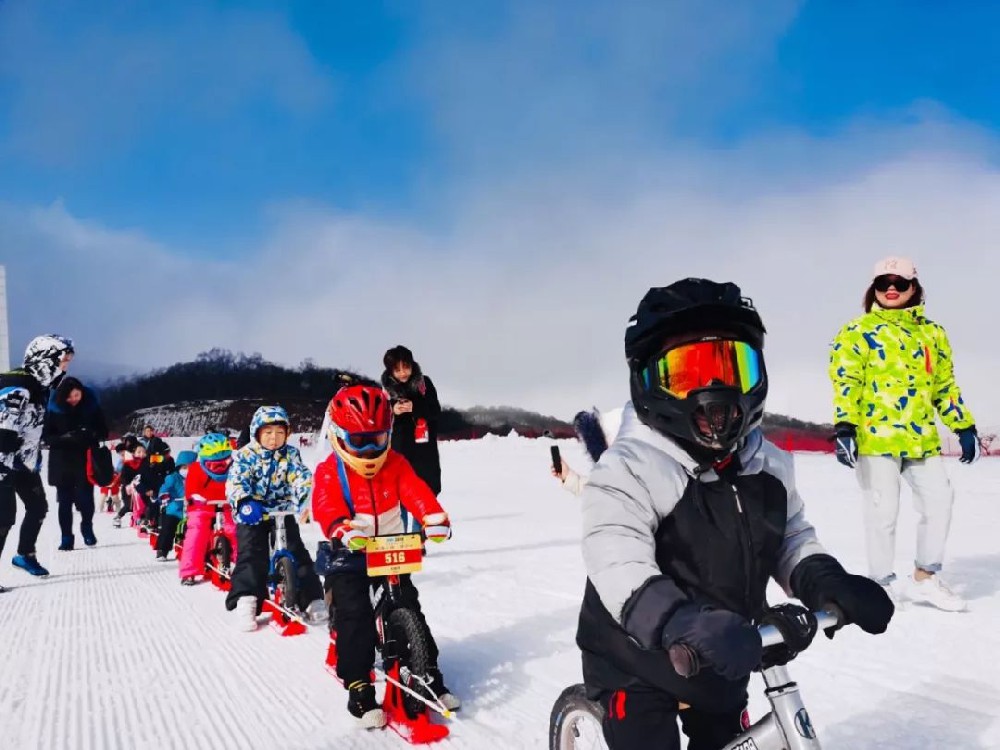 Bazhong City Party and Government Delegation inspects Hanzhong Longtou Mountain Scenic Area